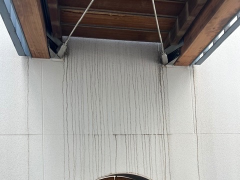 窓サッシの下に伸びる黒い雨だれ汚れ